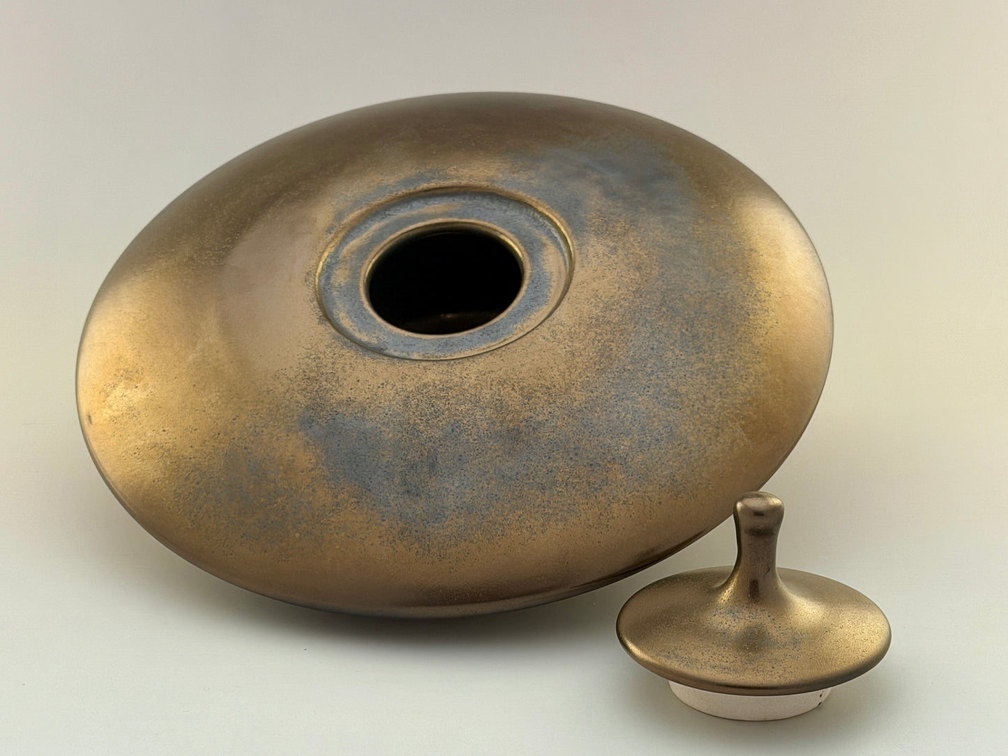 Small lidded vessel