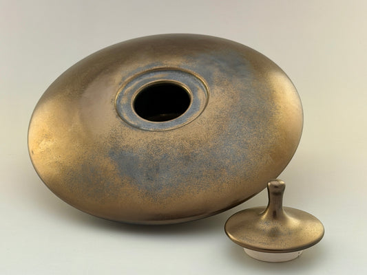 Small lidded vessel